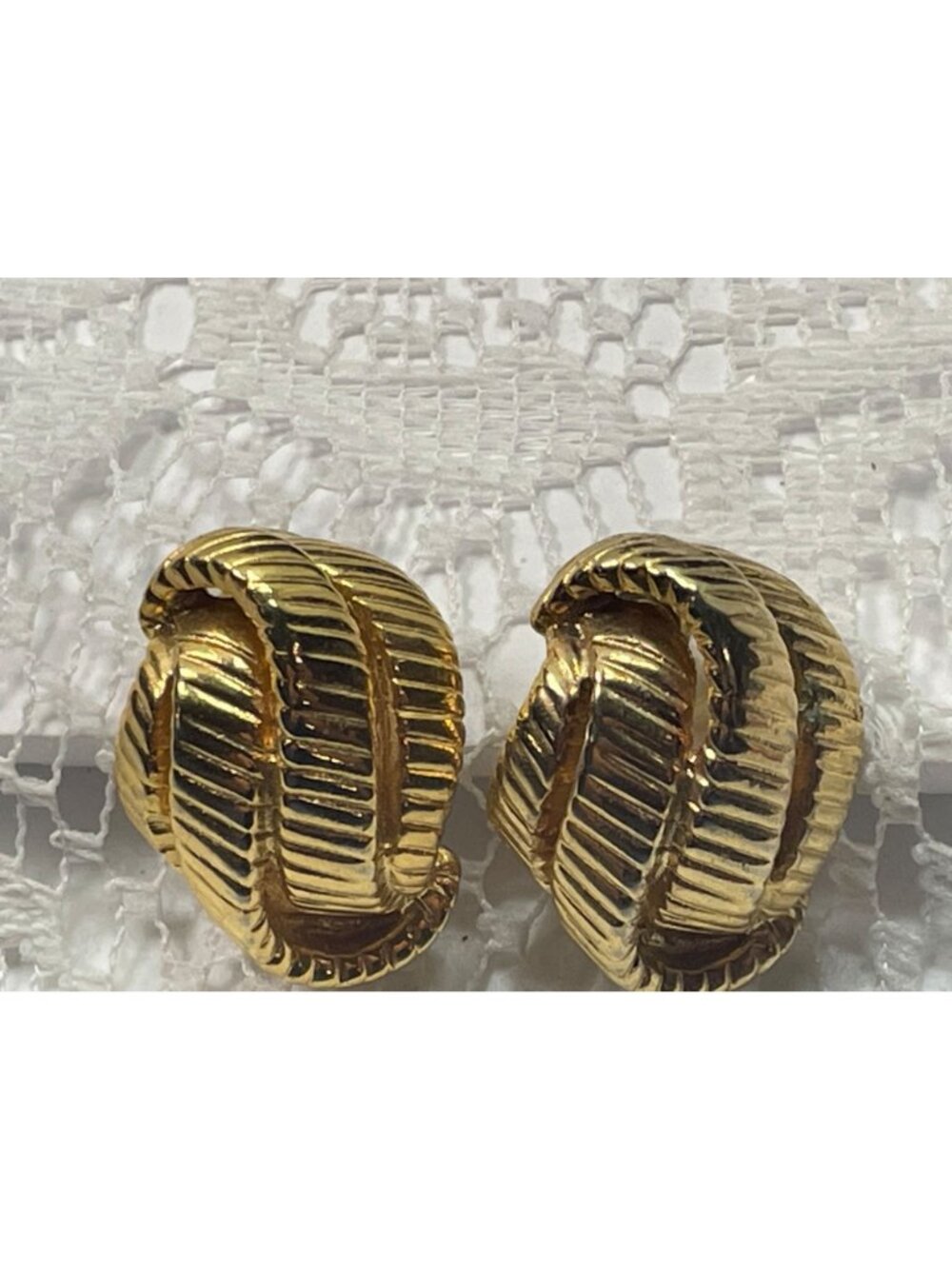Vintage Gold Tone Ribbed Clip On Earrings Chunky Half Hoop Shrimp Textured 80s - Picture 3 of 10